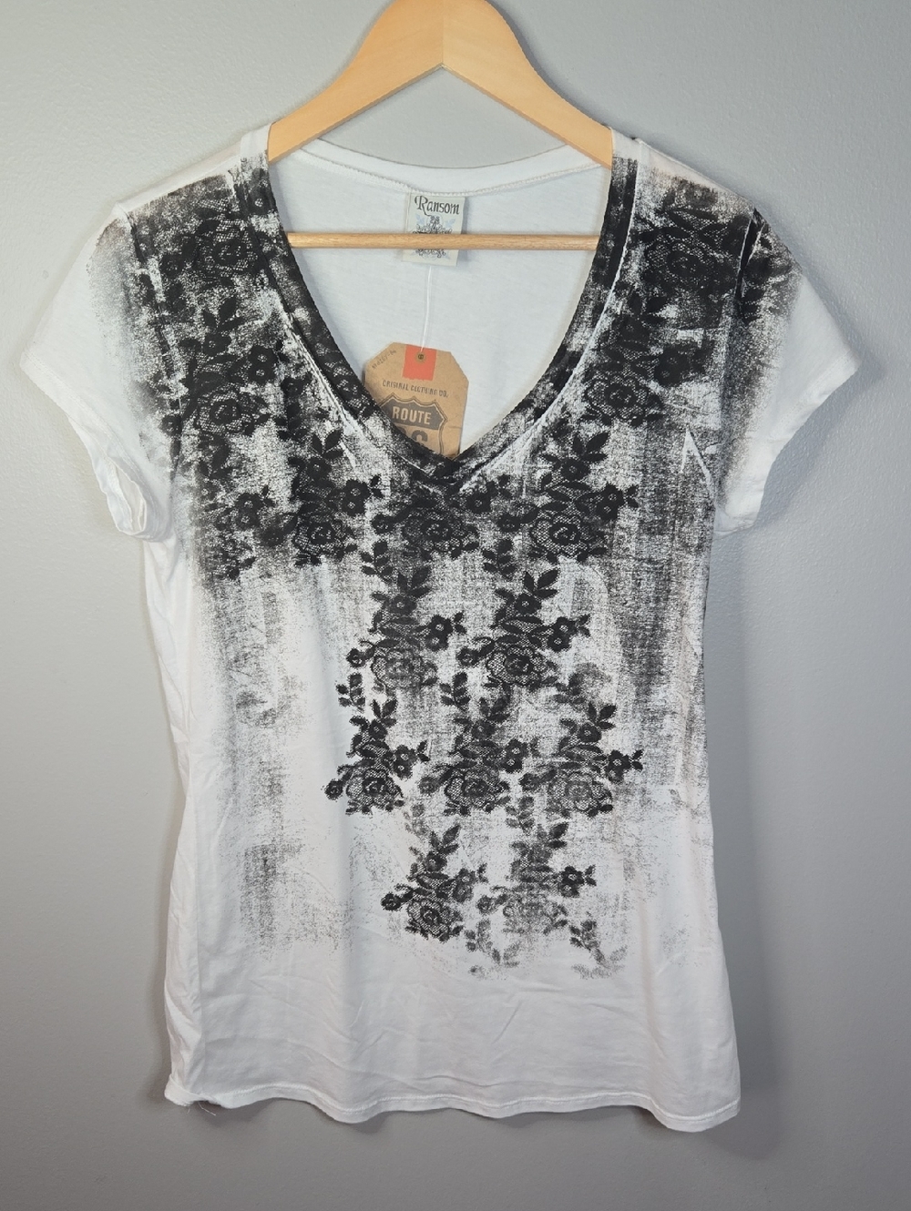 Route 66 Size Large White Short-Sleeve V-Neck Tee with Black Floral Print NEW
